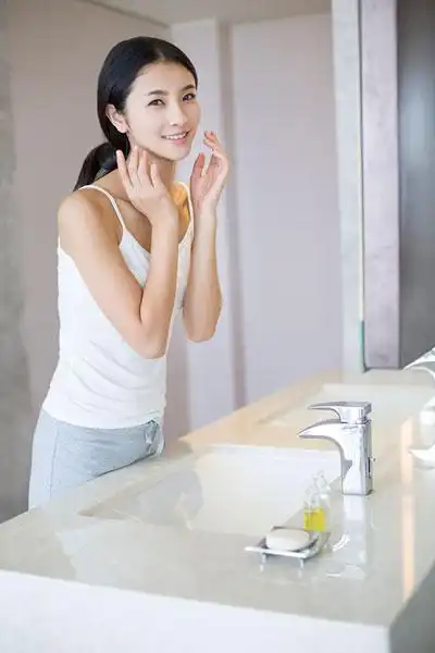 年轻美女擦护肤品