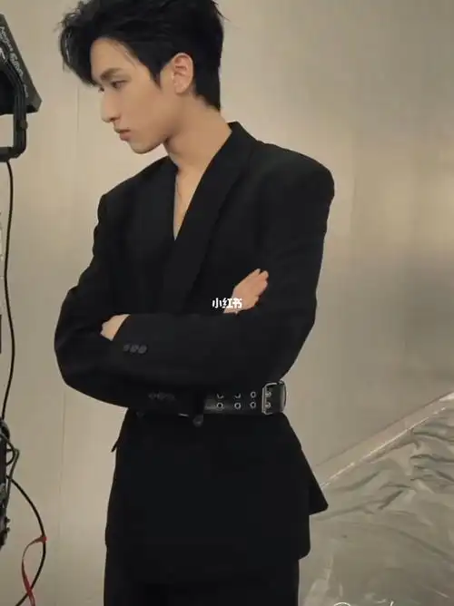严浩翔西装
