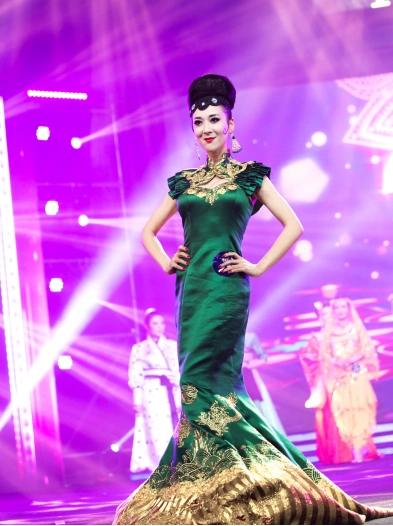 "环球夫人"全球总决赛澳门冠军贾沐晴包揽三大奖