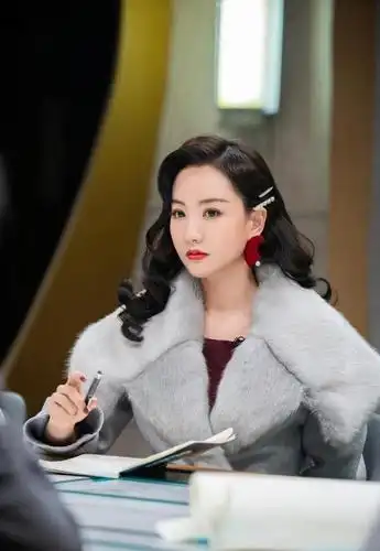 3月2日,杨蓉最新剧照曝光,她身穿灰色毛绒外套贵气十足,复古大波浪配