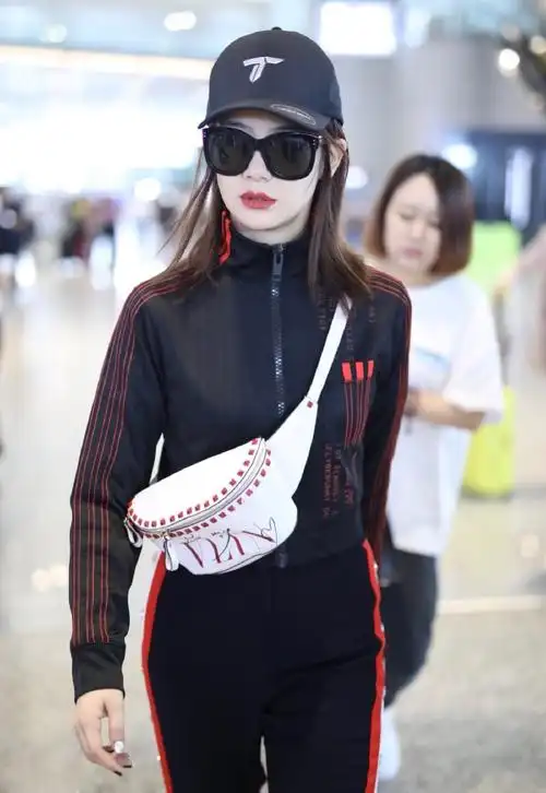 戚薇图片 戚薇清爽运动风街拍图片[5/8]_明星_美桌网