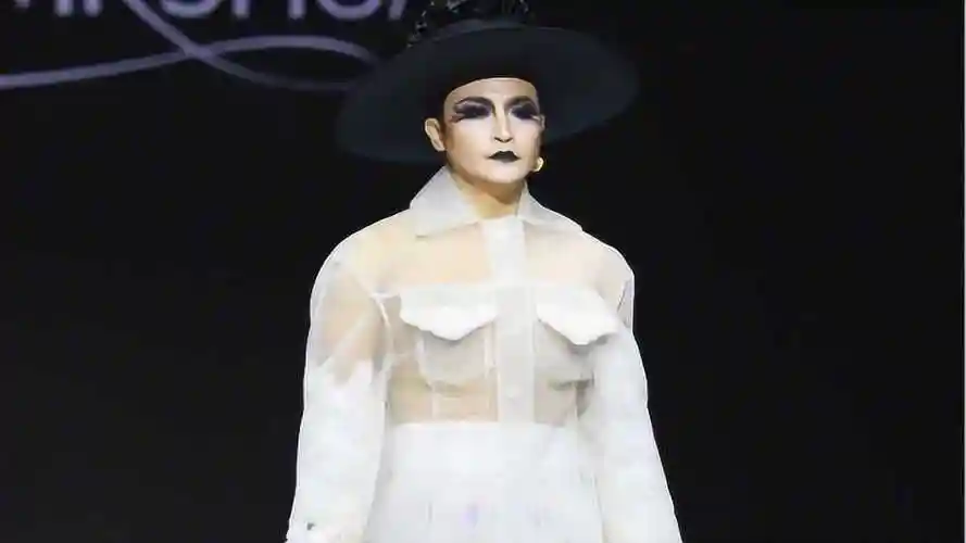 陈志朋现身北京时装周t台造型曝光透视装奔放辣眼睛