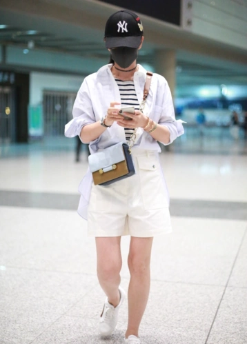 李冰冰现身机场白衬衣白短裤平底鞋简单低调少点时尚