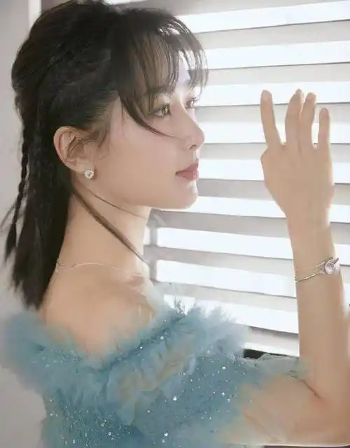 杨紫参加活动"炫富",穿7万裙配13万耳钉,这打扮90后小花少见_少女