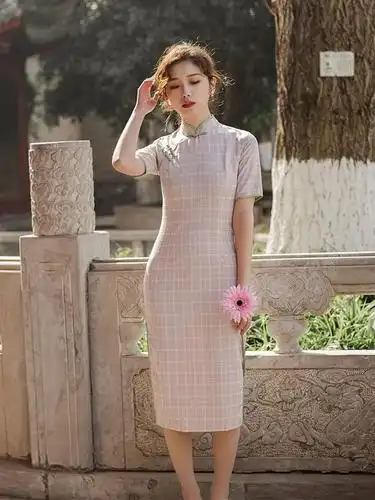 从路人变女神对时尚敏感的姑娘今年都在穿旗袍显瘦又气质