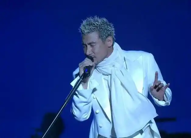 张学友被曝因病进icu,三场演唱会全取消,62岁开演唱会坚持唱跳