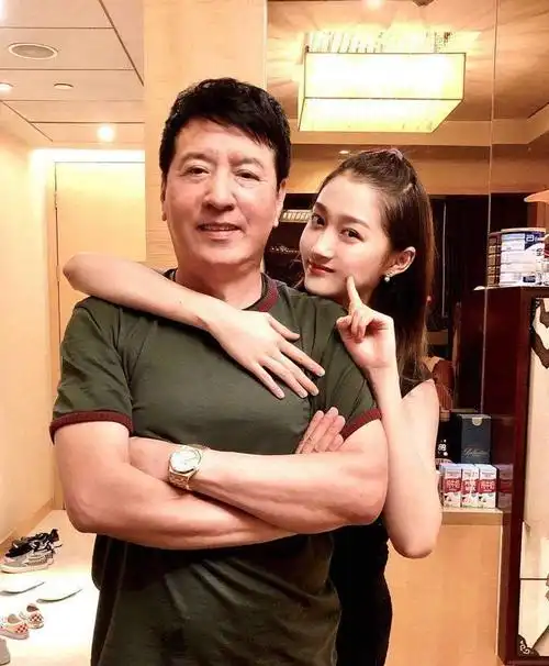 鹿晗关晓彤携手民政局领证双方父母亲自操办婚礼工作室已证实