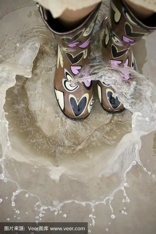 雨靴在水坑里溅水花