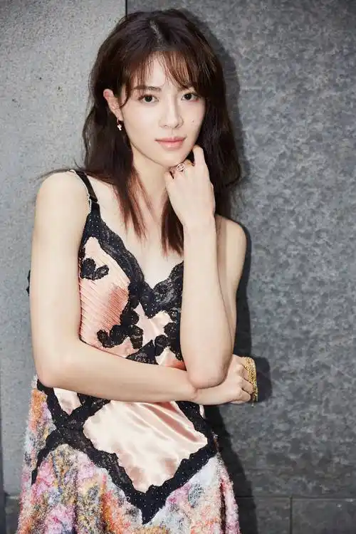 钟楚曦个人资料简介(中国美女明星钟楚曦) - 百思特网