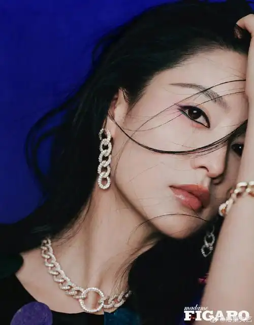 李沁一天连穿5套高定##李沁繁花高定配蝴蝶高珠