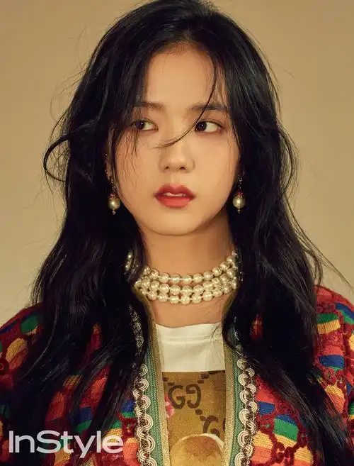 jisoo:blackpink jisoo首次单独写真采访 少女风格真的清纯又温柔!