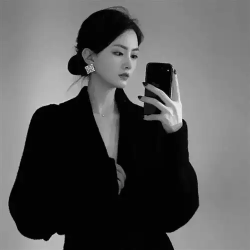 女生头像霸气侧漏黑白超清500像素喜欢大图的来吧