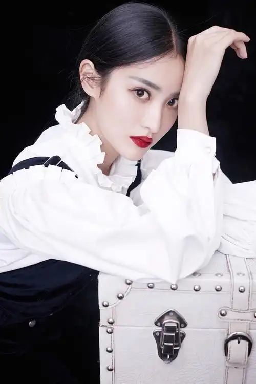 赖雨蒙曝时尚写真 优雅知性演绎轻熟少女风