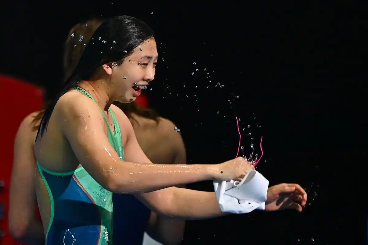 中国人,短池游泳世锦赛最佳女运动员,历史上首次