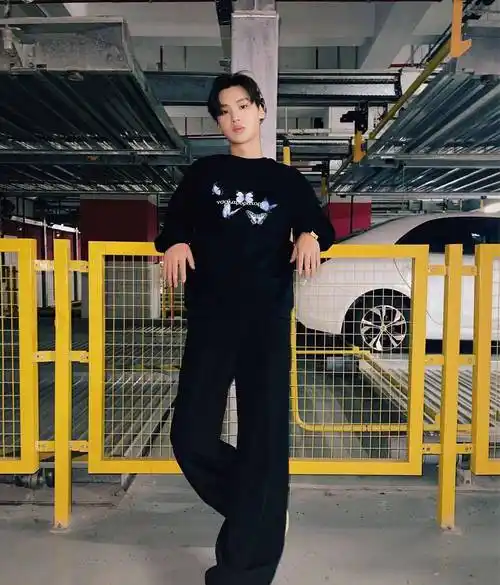 原创黄明昊地下车库帅照蔡徐坤氛围感大片出炉你有被谁帅到