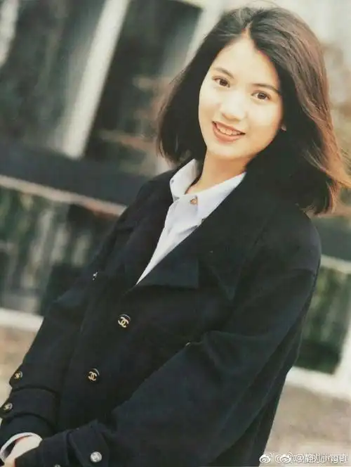 看了袁咏仪和蔡少芬小时候的照片,才知道什么叫女大十八变!