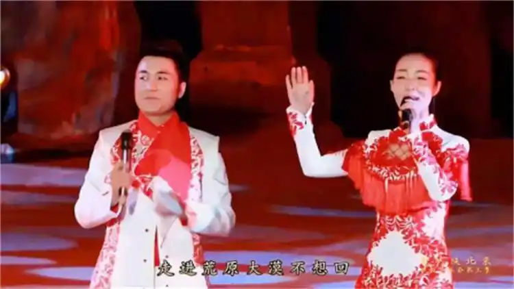 王小妮老公也是歌手?夫妻合唱《牡丹花与放羊娃》,开口酸掉大牙