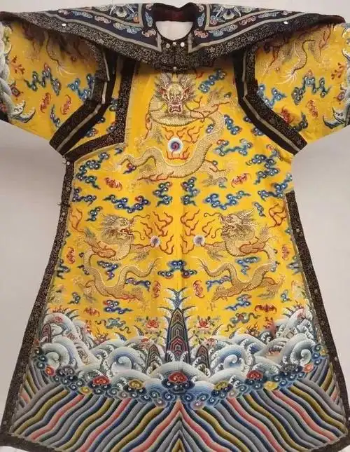 明黄色缎绣彩云蝠寿金龙纹男棉龙袍 故宫博物院藏