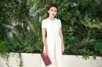 郑恺携女友米兰看秀 程晓玥红唇抢镜