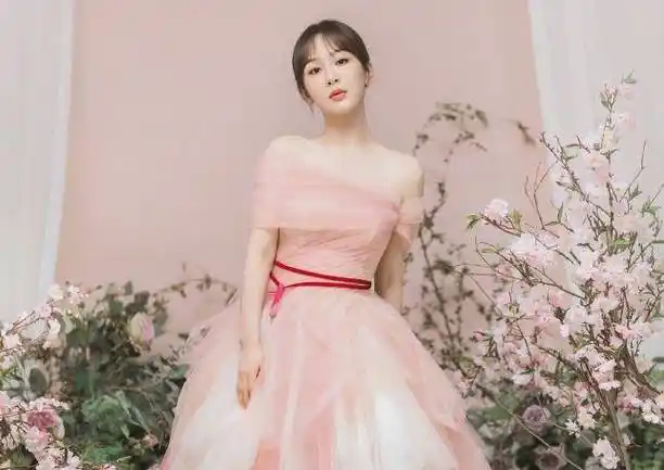 杨紫发图庆祝29岁生日,你留意到她手上的东西了吗?