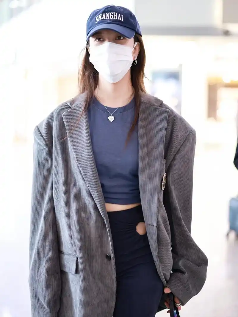 在机场偶然看到了宋妍霏的街拍私服,真的被她的复古时髦风格惊艳到