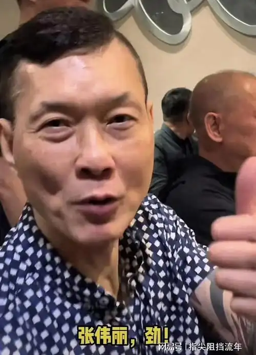 65岁周比利晒半裸照六块腹肌很有型精神饱满与李连杰差别不小