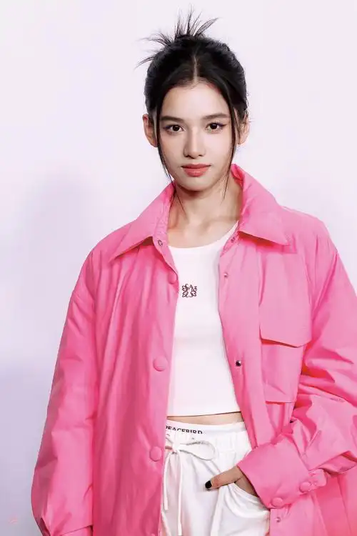 太平鸟女装品牌代言人张婧仪##张婧仪蓝睫毛