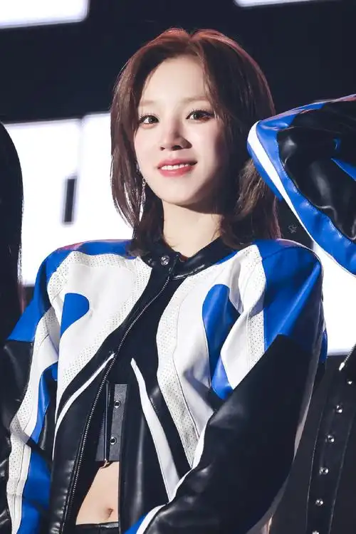 宋雨琦赛车服短发造型