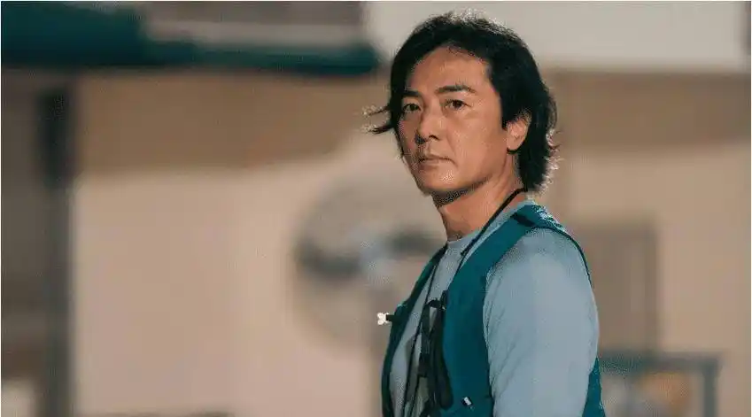 55岁郑伊健宣传新电影,皮肤黝黑变化大,丁克多年引争议_运动_状态