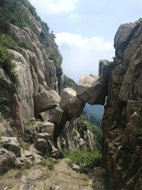 这是"仙人桥",我是涉险走到桥边拍摄的