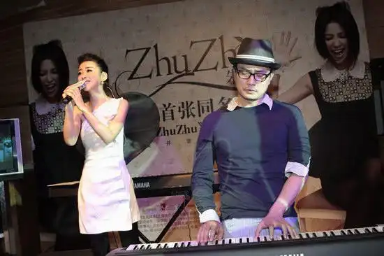 图文朱珠首张专辑发布会李泉为朱珠伴奏