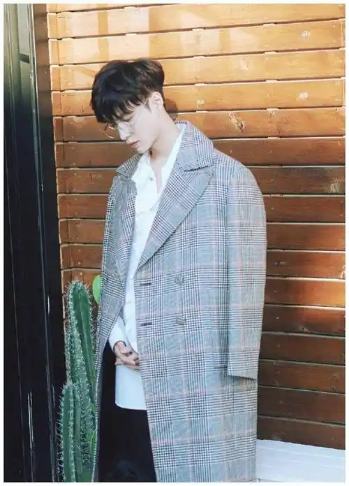 虽然选择了格子图案的外套,但是张艺兴会穿在外面.