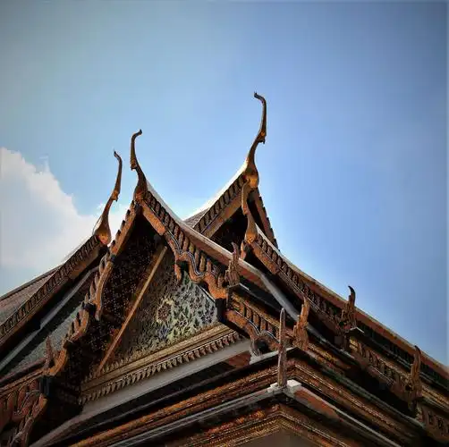 紫红色琉璃瓦屋顶,风头飞檐.