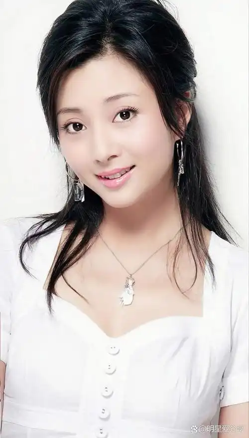 殷桃,人如其名,容貌出众,高贵优雅,笑容可人,有两个甜甜的酒窝,笑起来