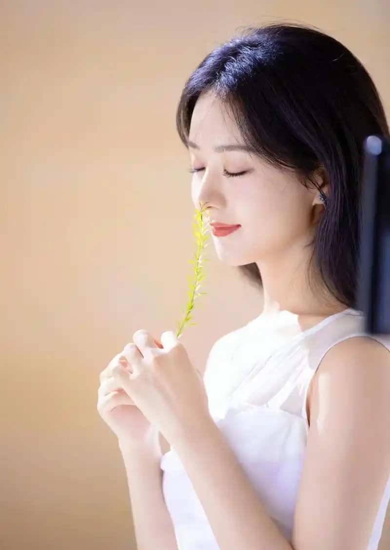 赵丽颖终于参加时尚活动了!最新大片封面曝光,穿裸粉色变成熟了