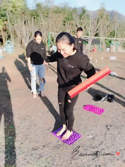 指压板系列:在指压板上面外出系列指定动作,要求脱鞋,脱袜