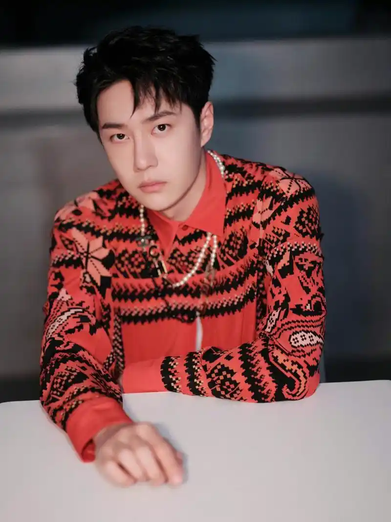 2022年这就是街舞5里面的王一博几套造型,红衣服的王一博帅气又英俊