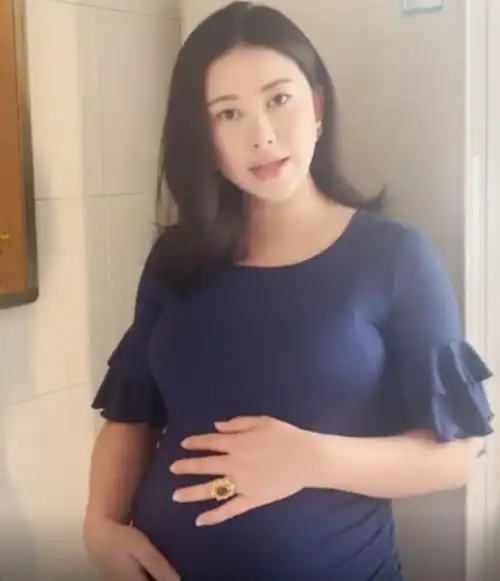 朱珠怀孕9个月仍营业超大孕肚自嘲庞然大物手脚浮肿明显