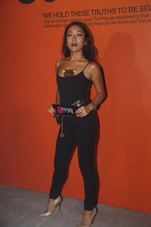 吉克隽逸的穿搭一直很大胆穿黑色吊带涂着口紫女人味好强