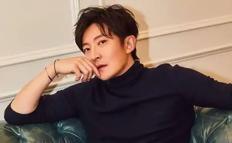 "笑点满满"郭京飞,年轻时是话剧王子,这些年他经历了什么_表演_鲍莉