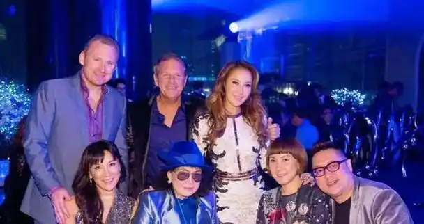 自李玟去世以来,她的老公乐裕民一直备受外界热议,8月7日,乐裕民身边