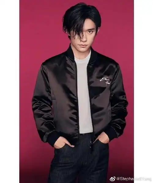 千金掷玺,万里挑易##emporio armani全球代言人易烊千玺#来取衣服亮