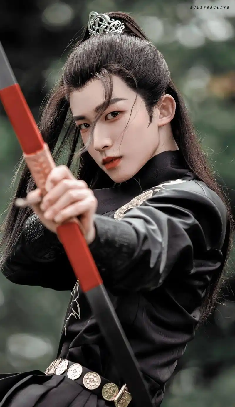 刘宇的气质太棒了,穿上汉服潇洒又帅气,网友:像极了魏无羡!