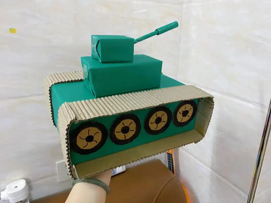 老师请家长利用家里的废品或其他物品制作一个军事手工(飞机,坦克