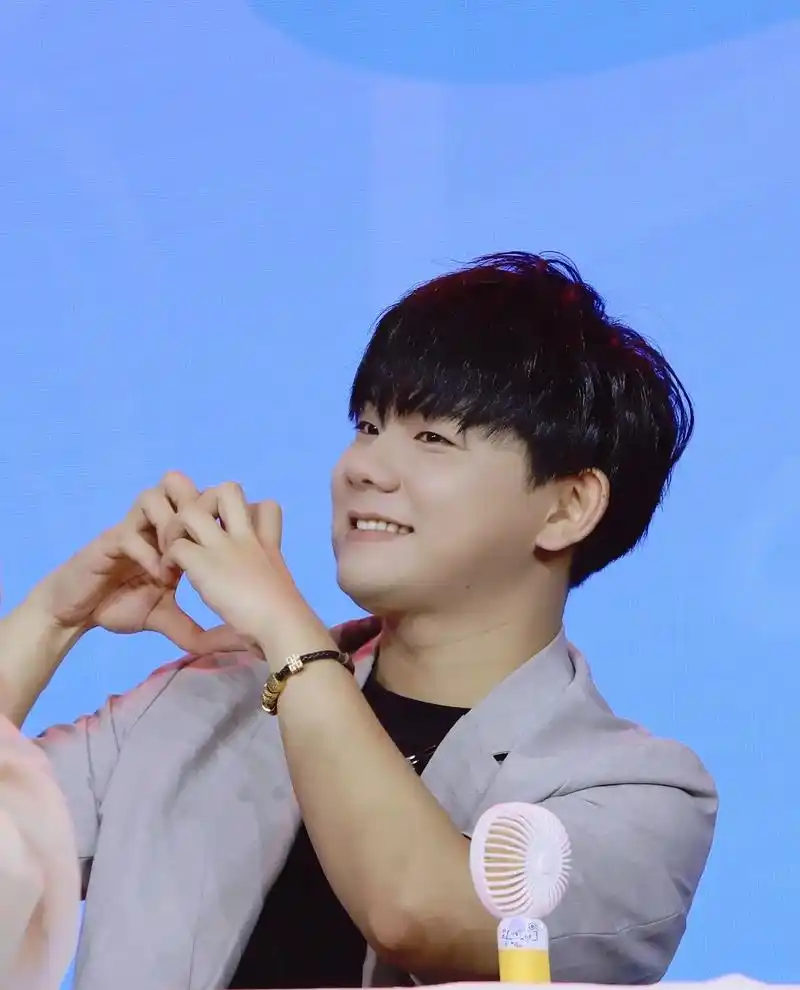 cv羊仔 每一个瞬间都像一束光,撞进我的心里,这样的小羊, - 抖音