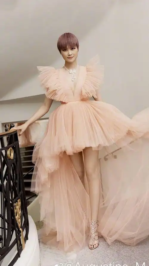 李宇春本人身高174吧,两张都是国外vogue拍摄的照片 还有老是尬黑人家