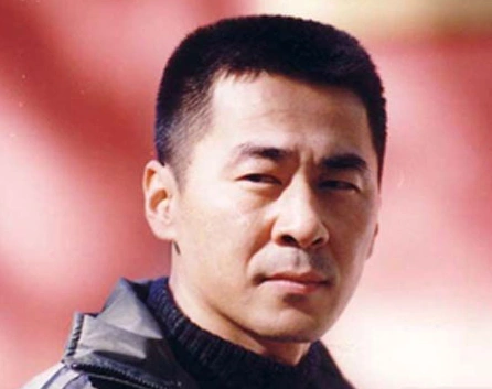 陈建斌也会摇滚 放荡不羁打拍子唱《一起摇摆》