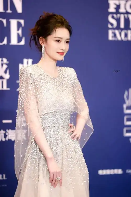 李沁活动造型分享亮片礼服裙优雅大方,垫肩网纱的设计尽显别致与气质