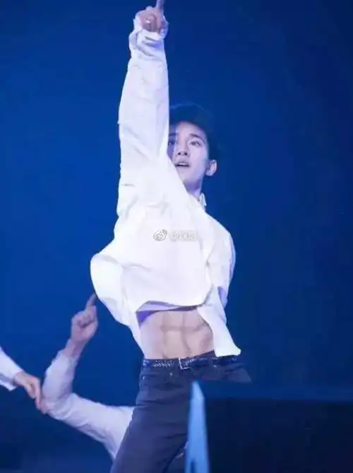 看了罗云熙的腰瞬间觉得自己不配做女生