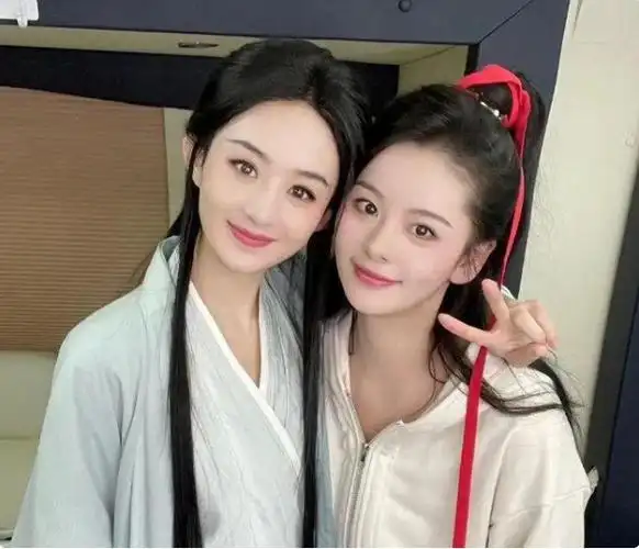 赵丽颖和替身像孪生姐妹《与凤行》中,赵丽颖扮演的碧苍王与林更新